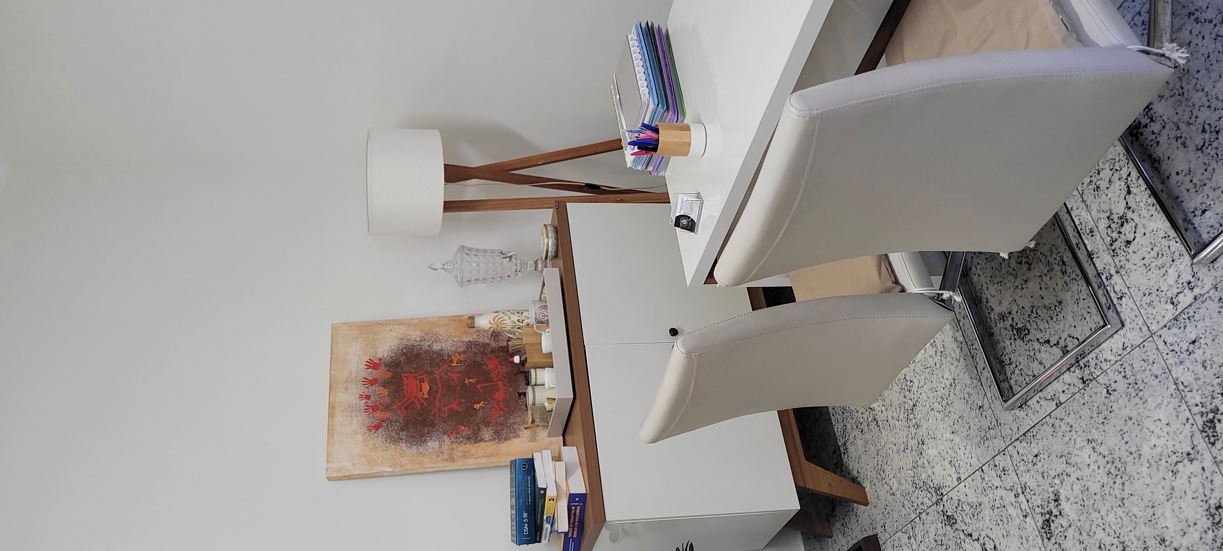 Consultório — mesa e decoração